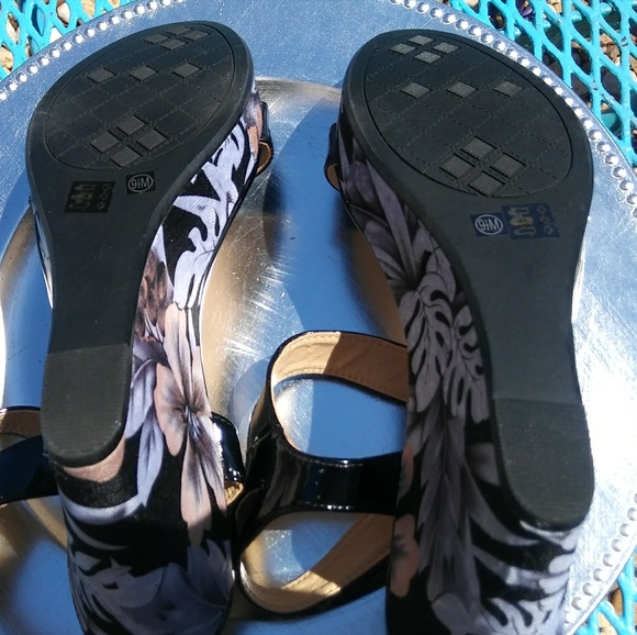 Chinese Laundry Wedge Sandals NWOT - Picture 4 of 4